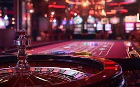 Dealer kasino langsung melayani meja permainan dengan profesional