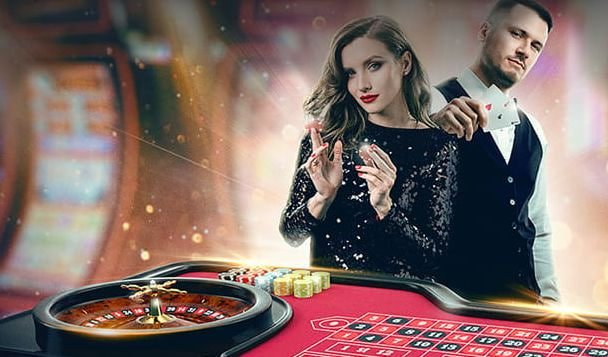 Meja permainan kasino dengan kartu dan chip siap dimainkan